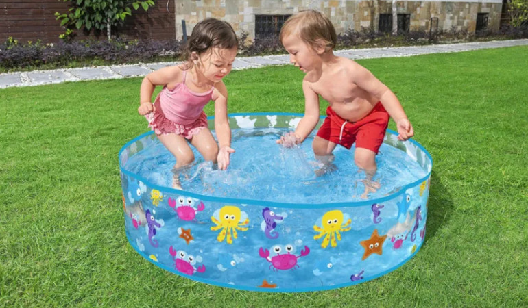 Dziewczynka i chłopiec bawią się razem w basienie rozporowym dla dzieci AQUATIC FILL 'N FUN