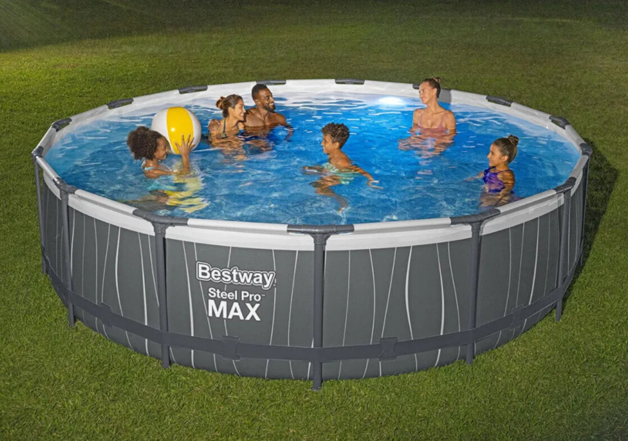 Basen stelażowy wraz z rodziną w środku podczas ciepłego wieczoru