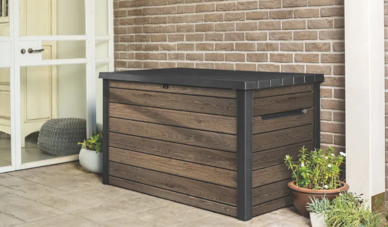 Deco deck skrzynia ogrodowa 870L Walnut - Keter na murowanej ścianie