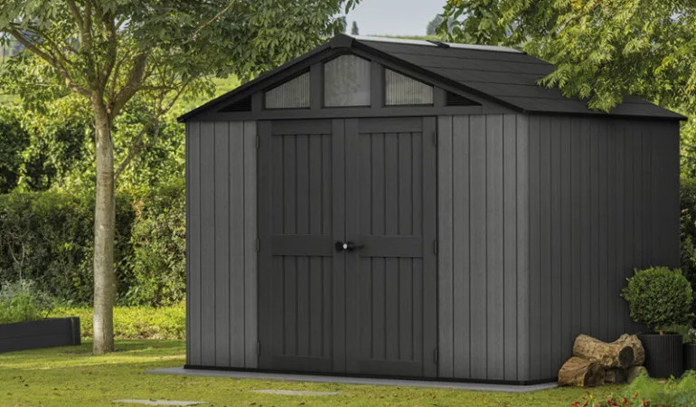 Domek narzędziowy STRONGHOLD SHED  w ogrodzie pośr&oacute;d zieleni