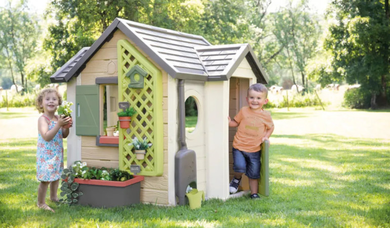 Dzieci bawiące się w domku Smoby