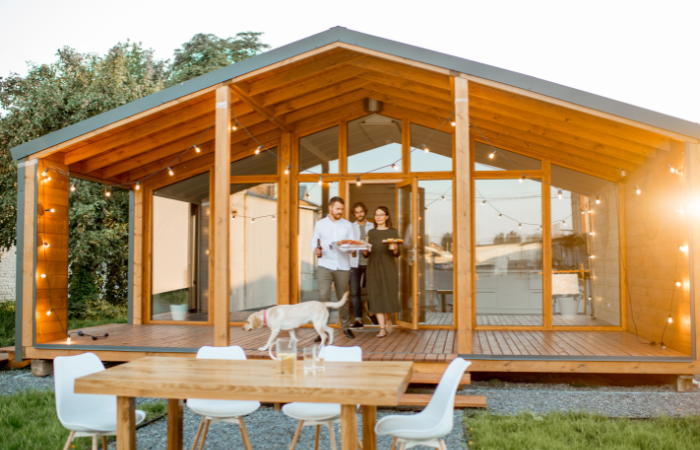 znajomi z psem wypoczywający w domku letniskowym w lesie 