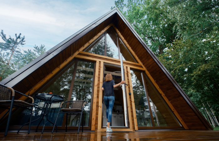domel letnikowy z dwuspadowy dache ustawiony na działce rekreacyjnej blisko lasu