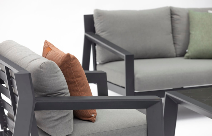 piękne, eleganckie meble w antracytowym kolorze z poduszkami dekoracyjnymi na siedziskach i oparaciach