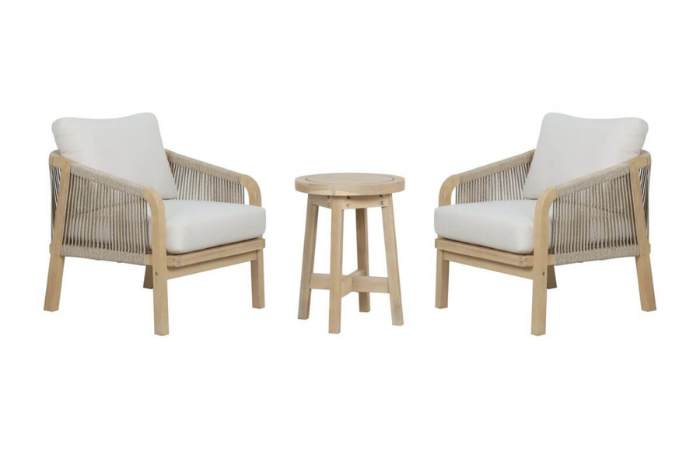 meble balkonowe z drewna akacjowego dwa fotele i mały okrągły stolik 