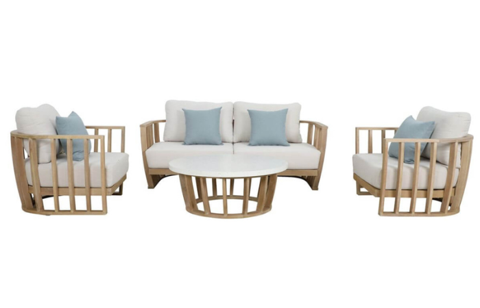 meble ogrodowe z drewna aukaliptusowego z beżowymi poduszkami, dwa wygodne fotele i sofa 