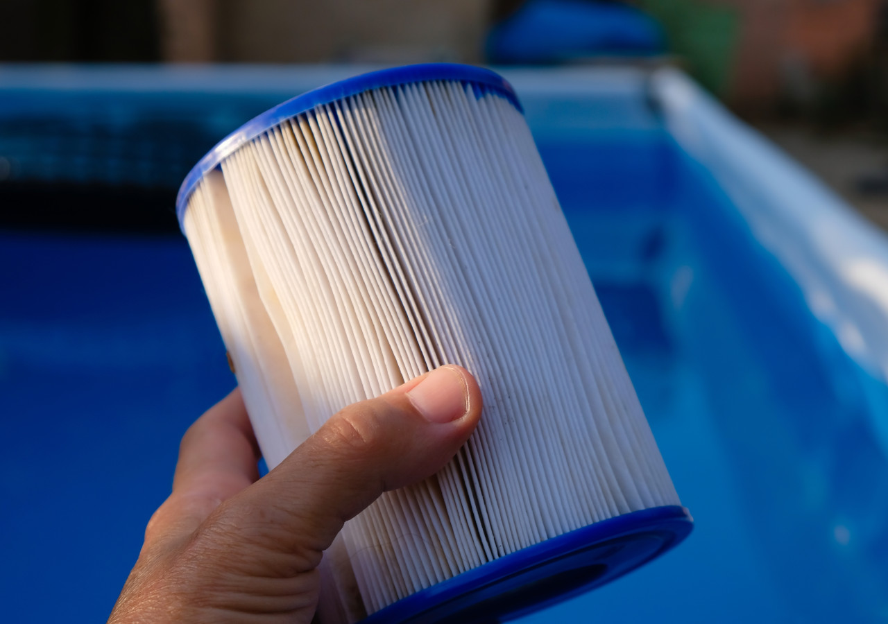 Człowiek trzyma w dłoni filtr basenowy