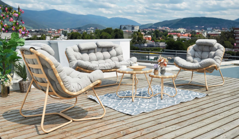 Zestaw mebli ogrodowych RODOS CAFFE Natural/Light Grey - Aranżacja na tarasie