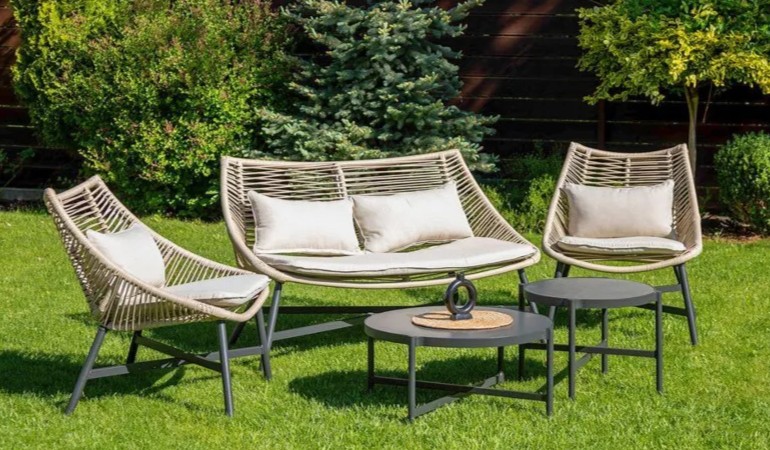 Zestaw wypoczynkowy ALMERA CAFFE Beige marki Focus Garden w aranżacji ogrodowej