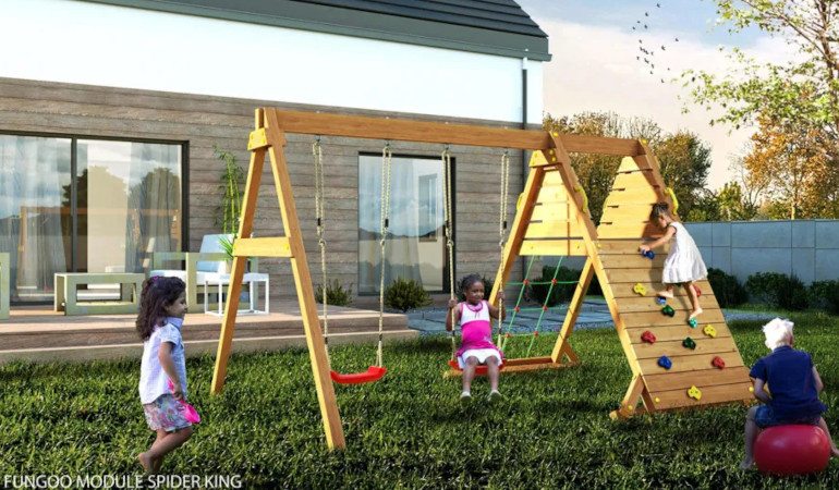 Huśtawka dla dzieci Fungoo Spider King w ogrodzie 