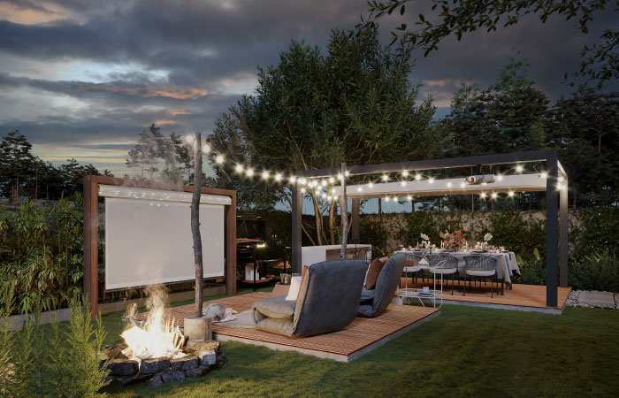 kino plenerowe w ogrodzie z wygodnymi fotelami, krzesłami ogrodowymi i nastrojowym oświetlenie w postaci girland 