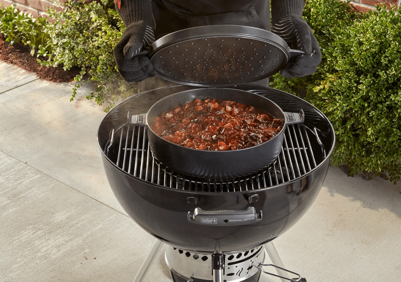 Kociołek holenderski Dutch Oven Duo - WEBER w trakcie gotowania na grillu gulaszu