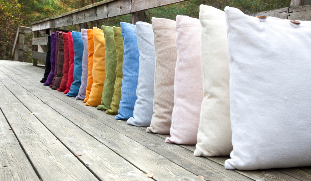 R&oacute;żnokolorowe poduszki ustawione w rzędzie 