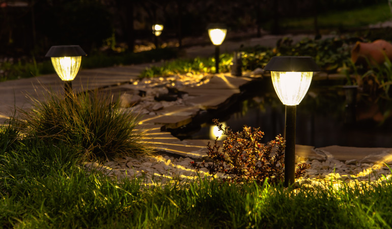 Lampy solare ustawione w ogrodzie wieczorną porą