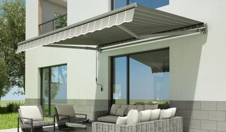 Markiza balkonowa CLASSIC 300x250 Grey/White - Gutroof zawieszona nad tarasem przy domu