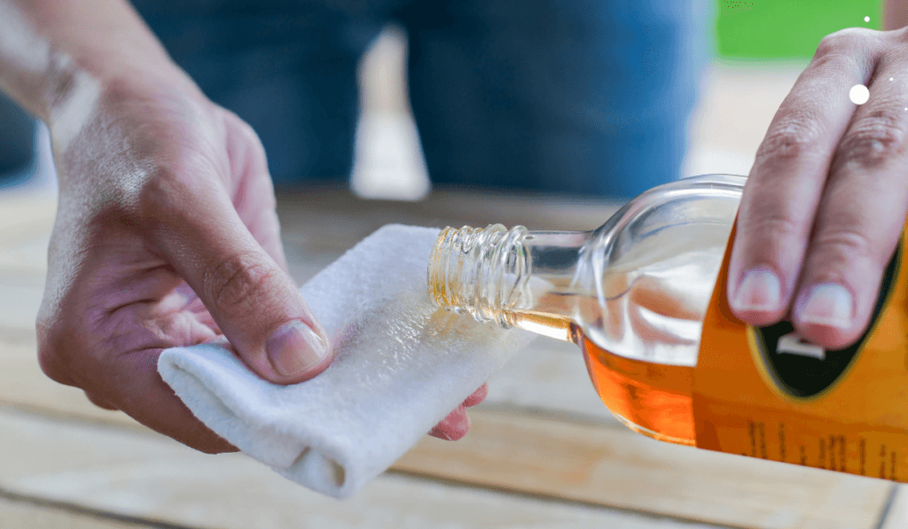 Namaczenie chusteczki oleistą cieczą