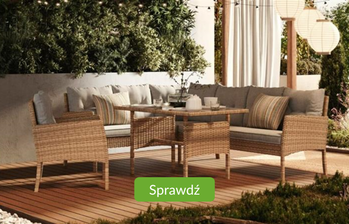 Narożnik z technorattanu CORTINA wraz z fotelem umieszczony na tarasie, skąpany w ciepłym świetle i przytulnej atmosferze