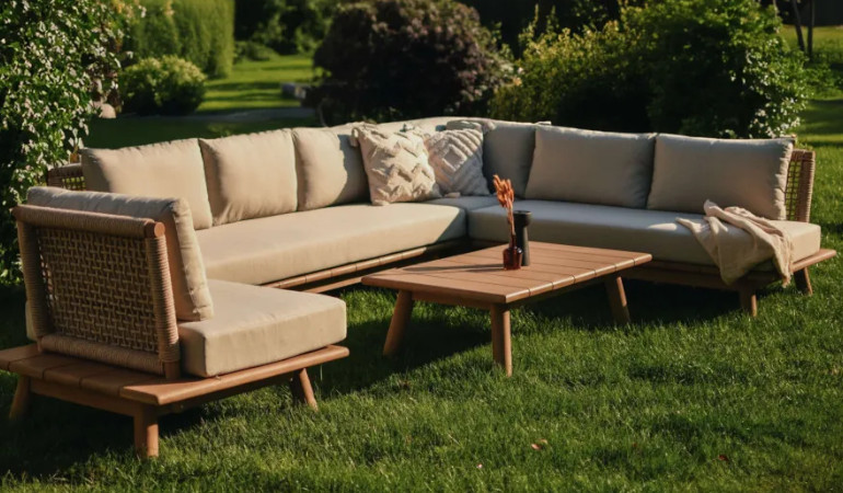 Narożnik Narożnik MIYA DINING + fotel Light Grey - Focus Garden wyeksponowane w ogrodzie p&oacute;źnym popołudniem