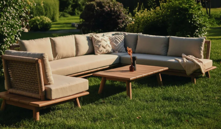 Jasnoszary narożnik MIYA pośr&oacute;d zieleni ogrodu 