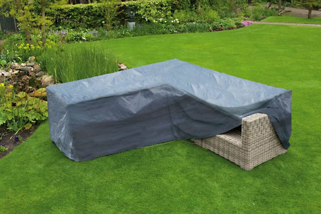 Ochrona mebli na podw&oacute;rku