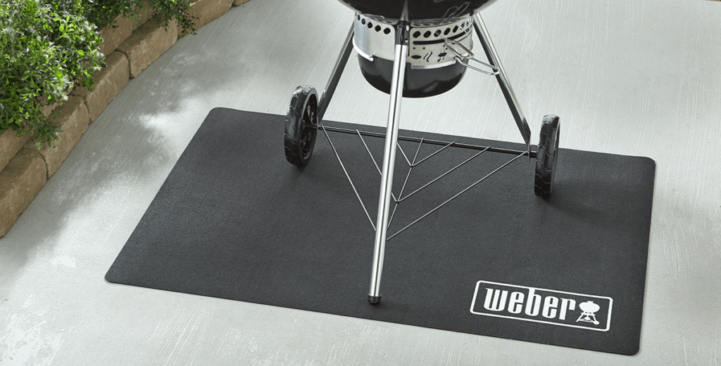 Ochronna mata podłogowa pod grilla - WEBER pod grillem na dw&oacute;ch k&oacute;łkach