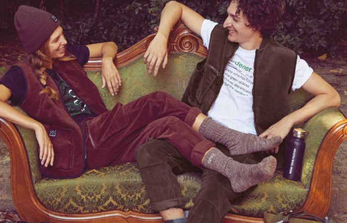 kobieta i mezczyna siedza na kanapie w odpowiedniej do pogody odzieży ogrodowej