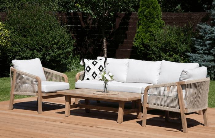 Ekskluzywna kolekcja wypoczynkowa mebli z drewna akacjowego z lnianymi poduszkami w bezowym kolorze