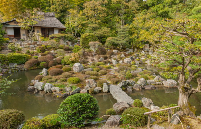 piękny ogr&oacute;d inspirowany stylem wabi sabi 