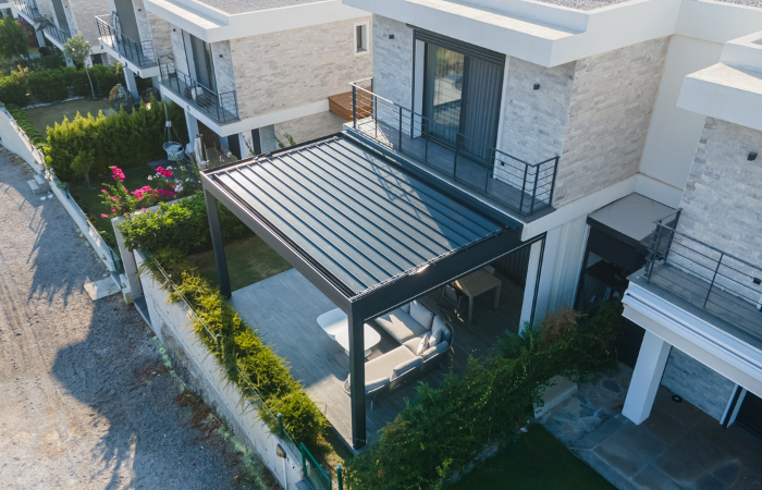 pergola w małym ogr&oacute;dku w zabudowie szeregowej domk&oacute;w 