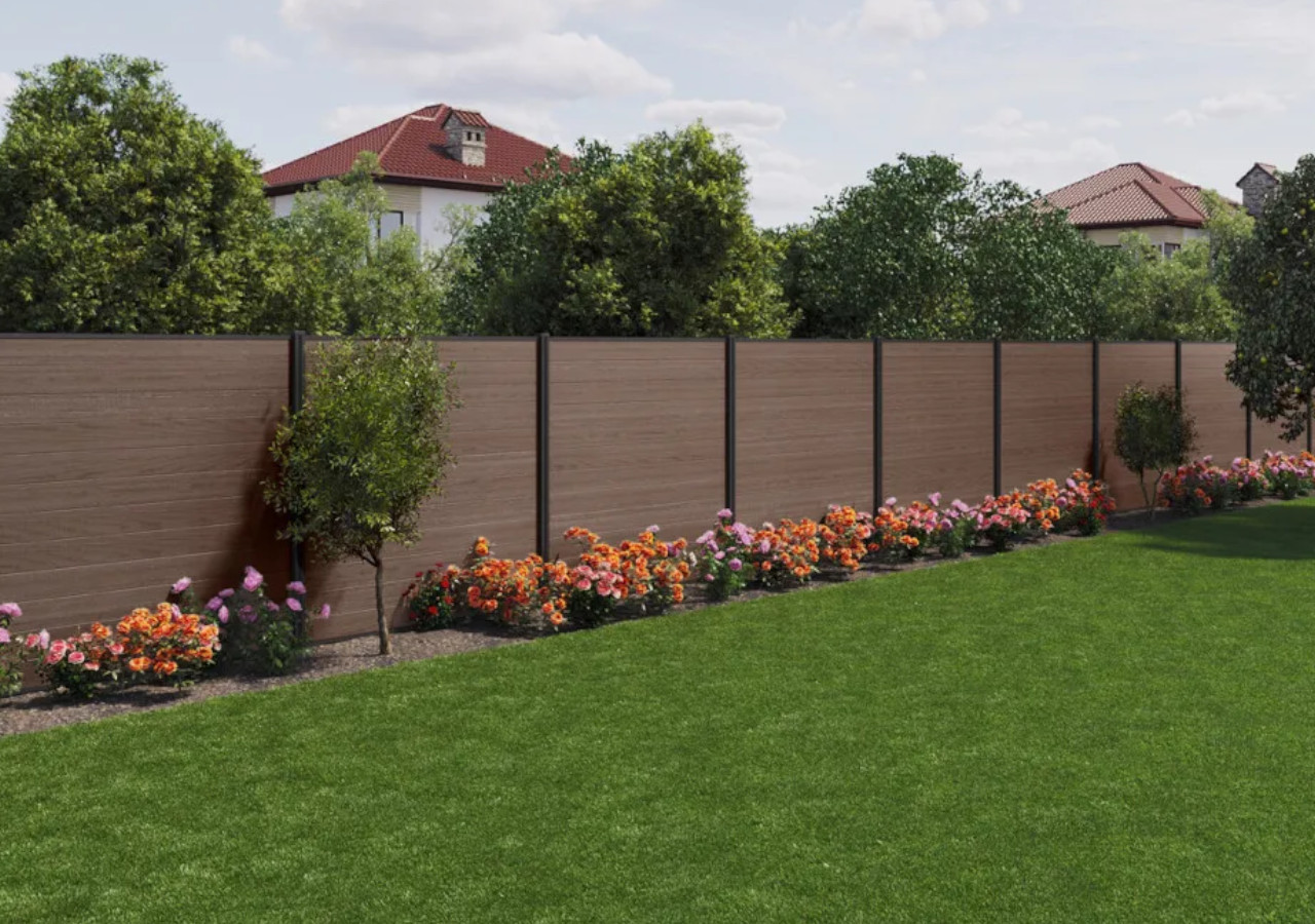 Brązowy płot w ogrodzie od Keter