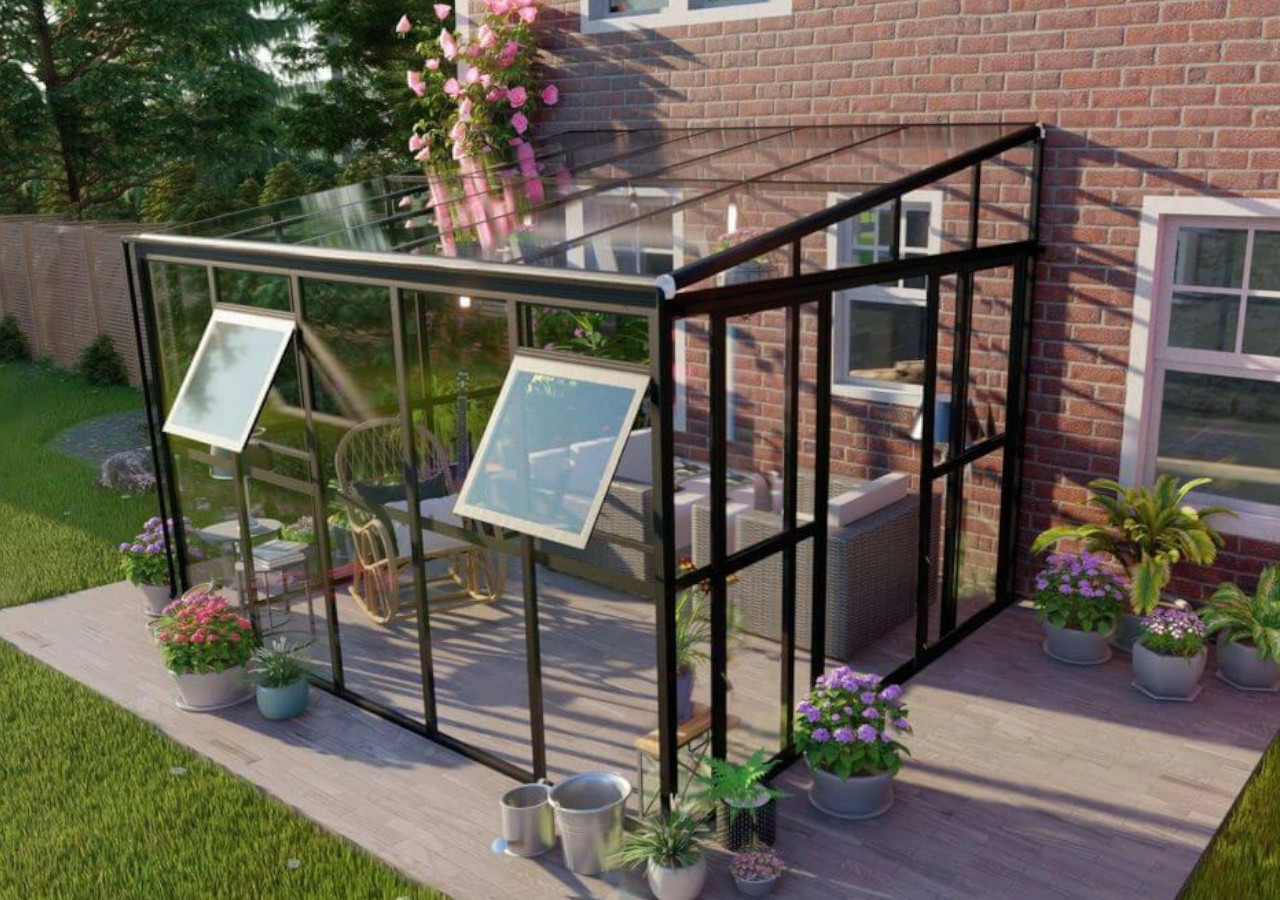 Oranżeria SOHO Black przy ścianie domu