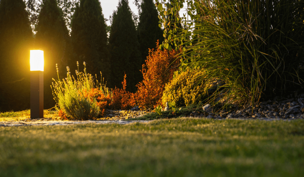 Lampa solarna oświetlająca ogród wieczorem