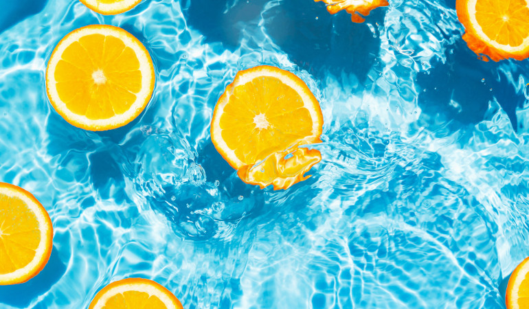 Cytryny w wodzie w basenie