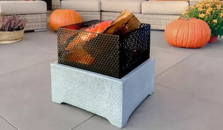 Palenisko ogrodowe IDAHO 40x40 na tarasie w otoczeniu dyń