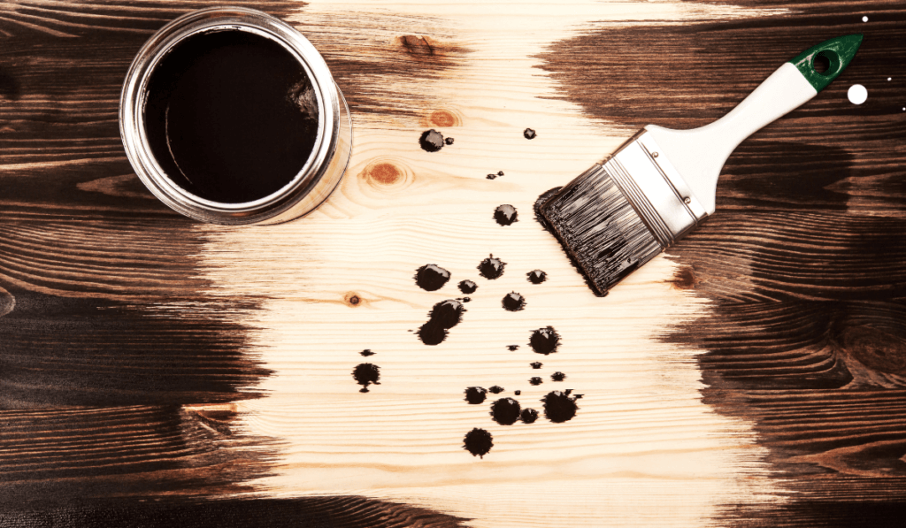 Pędzel leżący na pokrytym impregnatem drewnie