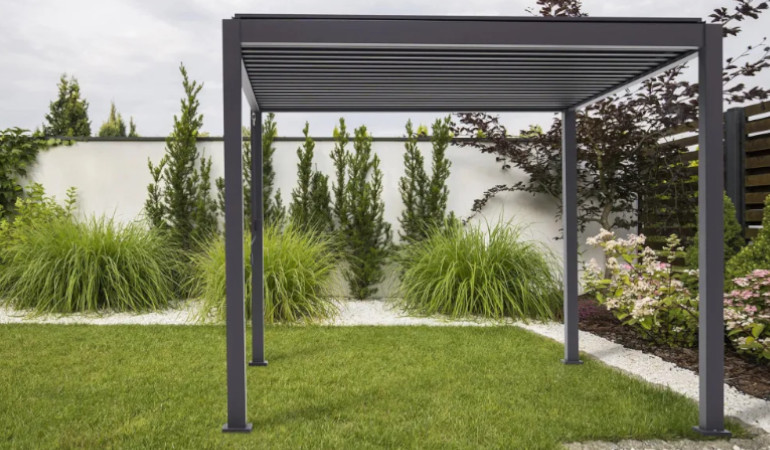 Pergola ogrodowa aluminiowa Premium w ogrodzie