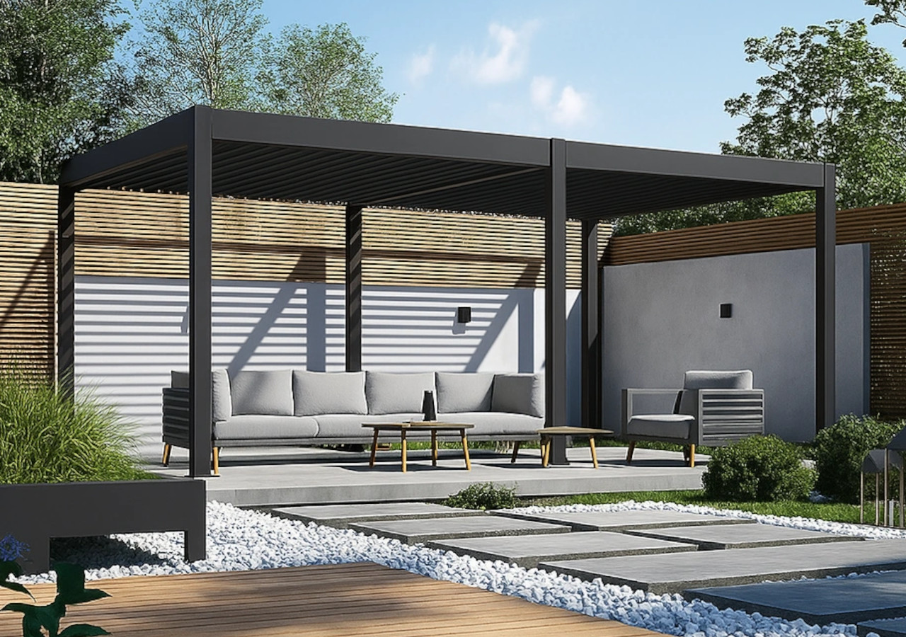 Pergola w ogrodzie, czarna, pod nią zestaw meblowy