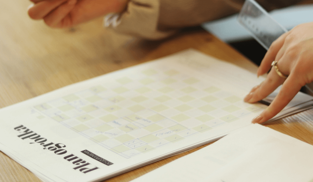 Kobieta uzupełnia planer Focus Garden