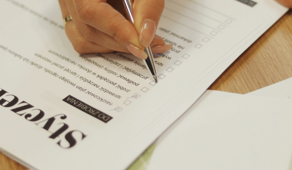 Kobieta odhacza punkty w planerze 