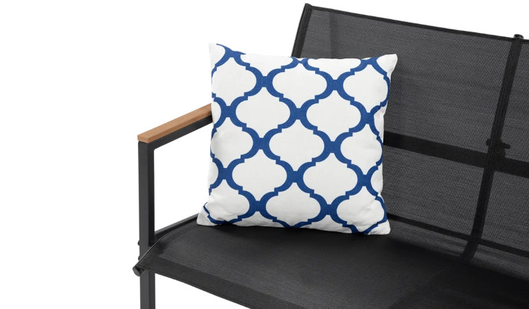 Poduszka ogrodowa na meble Bloom 45x45 - MoodMe na meblu ogrodowym