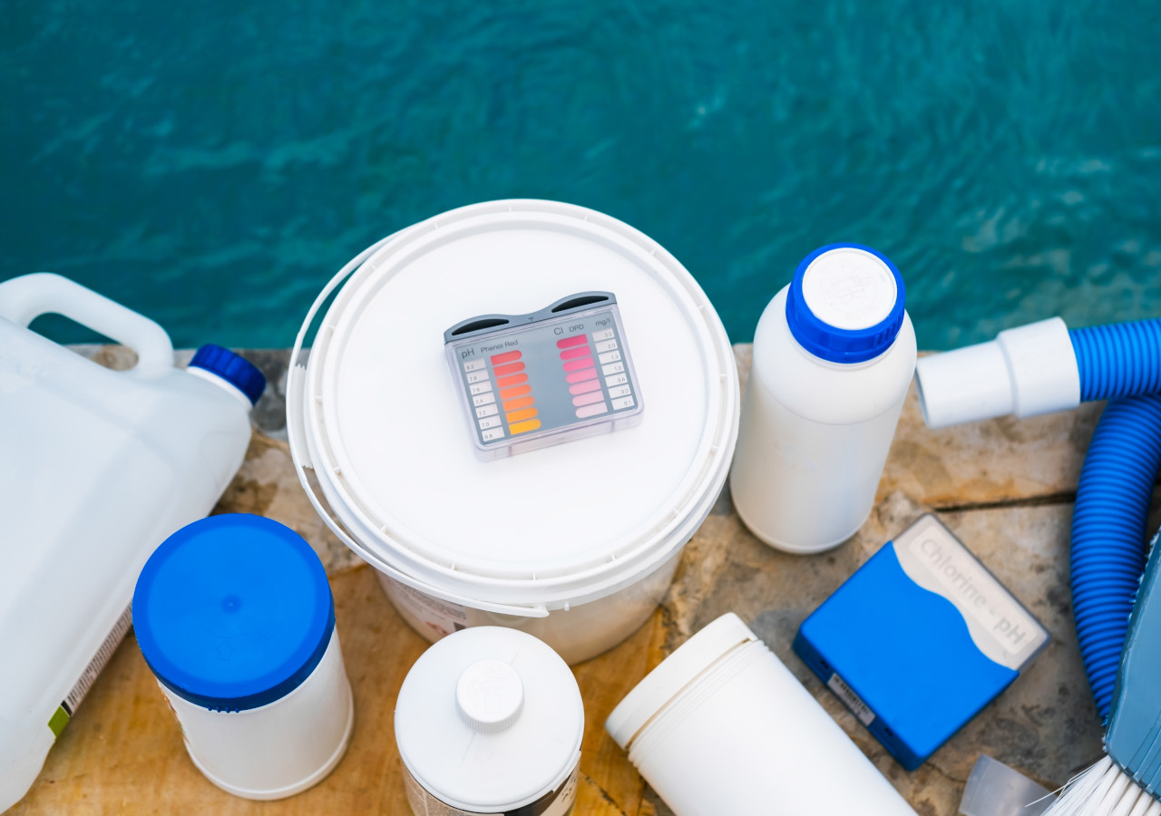 specyfiki-umieszczone-obok-basenu