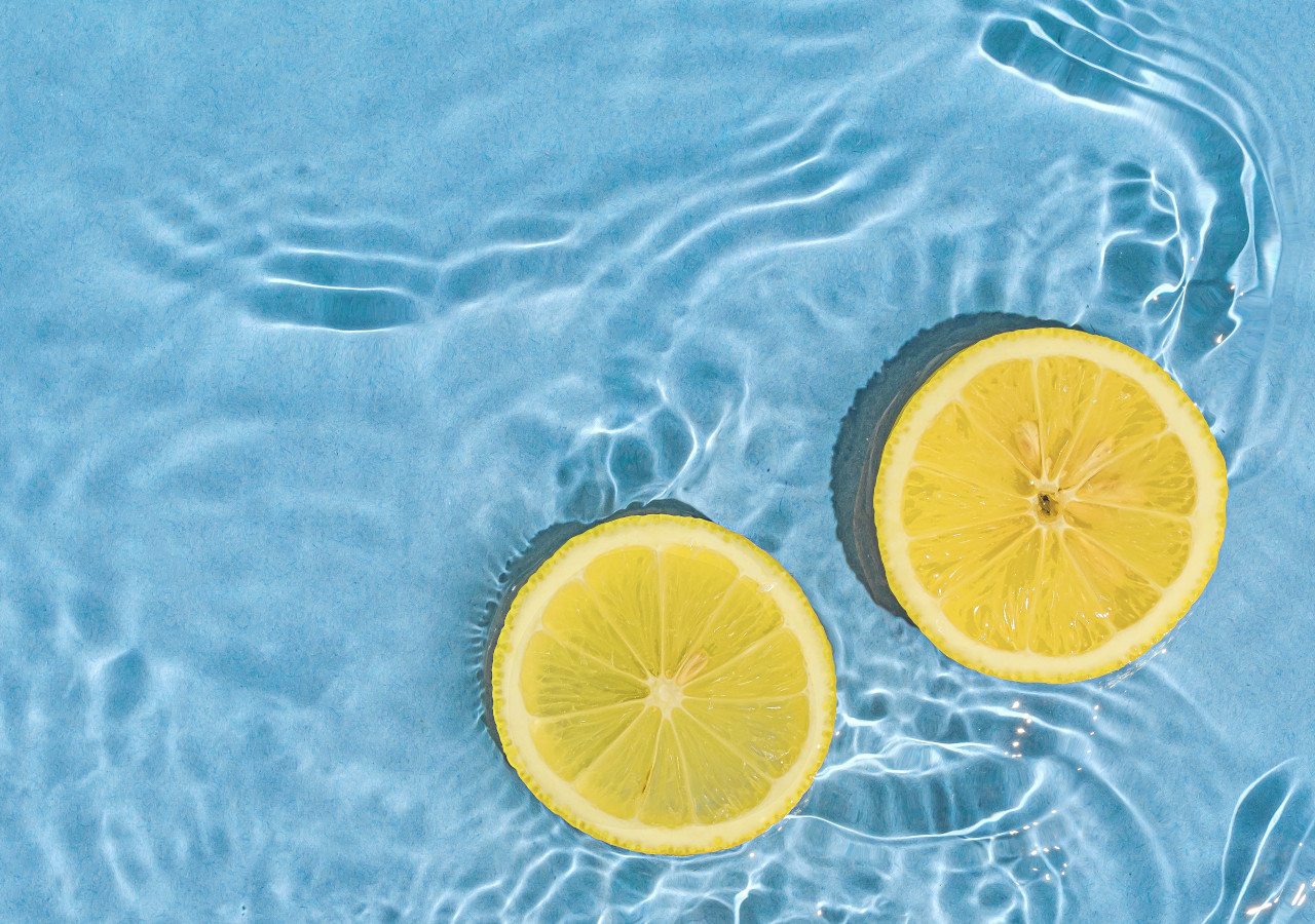 Pokrojone cytryny w wodzie basenowej