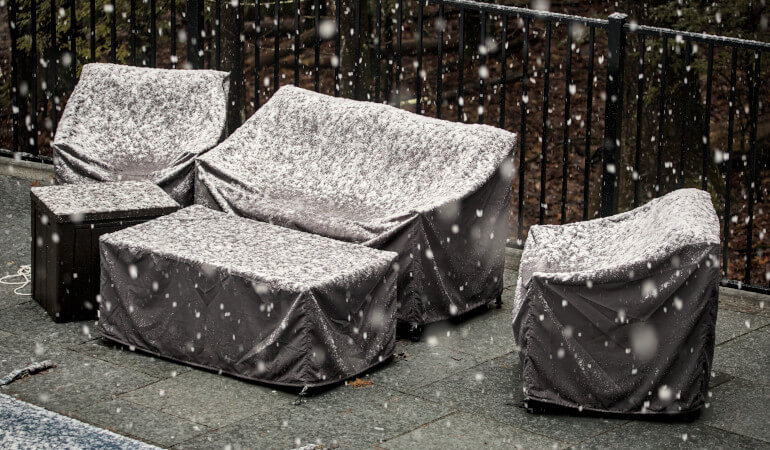 Pokrowce na meble ogrodowe w śniegu