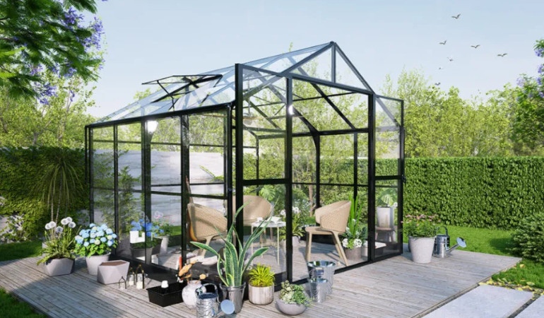 Szklarnia poliwęglanowa od Cultivo na drewnianym podeście w ogrodzie wraz z aranżacją meblami w środku