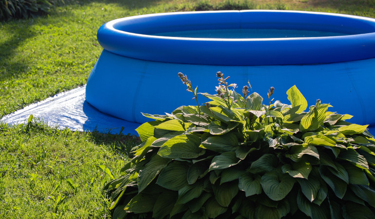 dmuchany basen w ogrodzie
