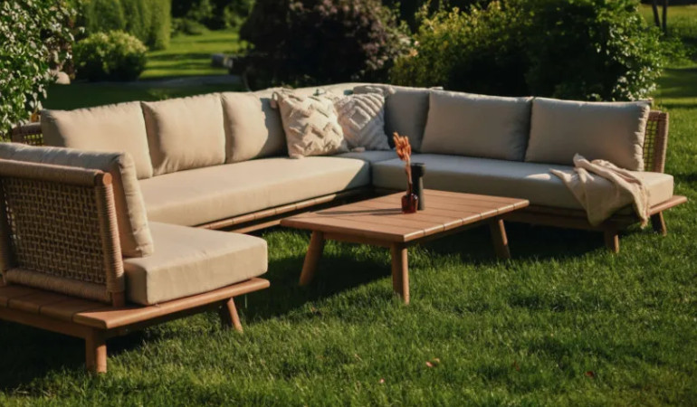 Narożnik MIYA DINING + fotel Light Grey na zielonym podw&oacute;rku o zachodzie słońca