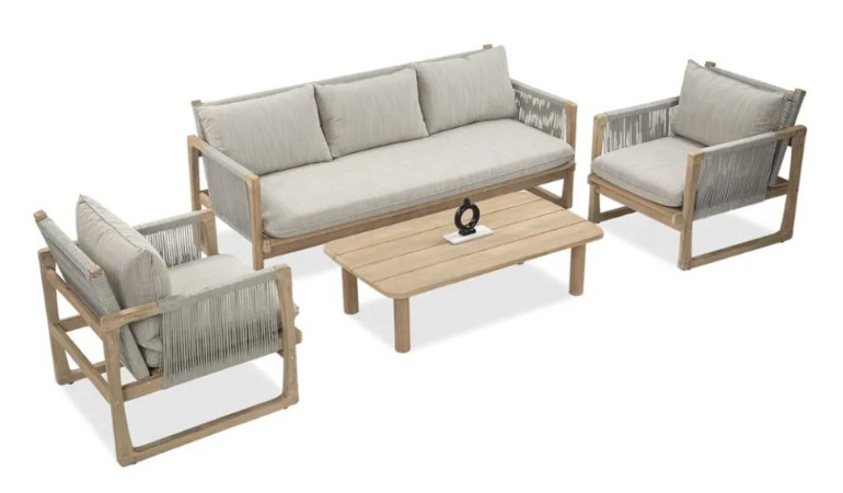 Zestaw mebli wypoczynkowych AMALFI Caffe - Furrore o naturalistycznym surowym wyglądzie, posiada drewnianą konstrukcję. W zestawie znajduje się stolik, dwa fotele oraz fote. Zestaw wyeksponowany jest na białym tle