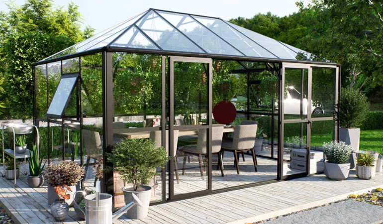 Oranżeria zimowa BROADWAY Black 436x295cm Solid PC+ Glass - Gutroof na tarasie wraz z meblami ogrodowymi