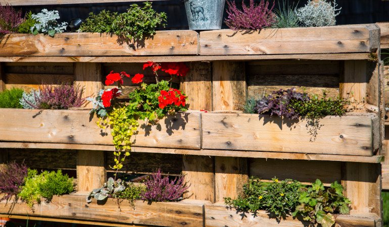 Stojak na rośliny z palety z kwiatami