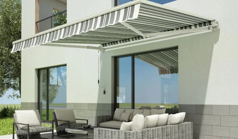 Markiza tarasowa CLASSIC 400x300 White/Grey - Gutroof nad zestawem meblowym, prztwierdzona do ściany domu